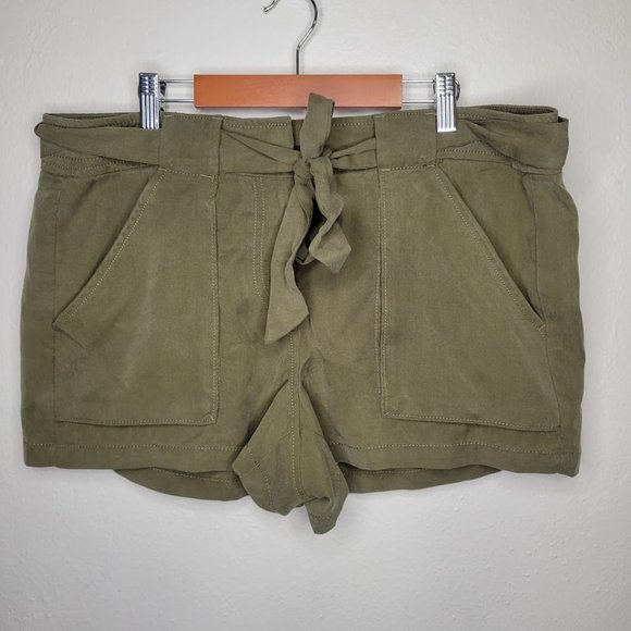NWT Loft Belted Green Shorts, Size 10 - Picture 1 of 5